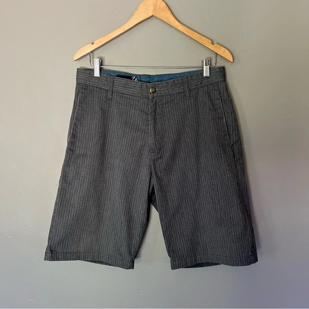 VOLCOM Y2K Vintage Gray Pinstripe Bermuda Board Shorts Embroidered Logo Size 32